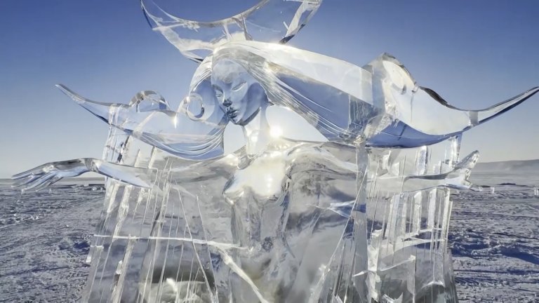 "Байкальские мистерии" изо льда создали скульпторы в Листвянке